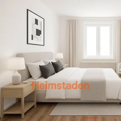 Kuchyňa; kuchynské spotrebiče, drevená podlaha, prirodzené svetlo, moderný štýl