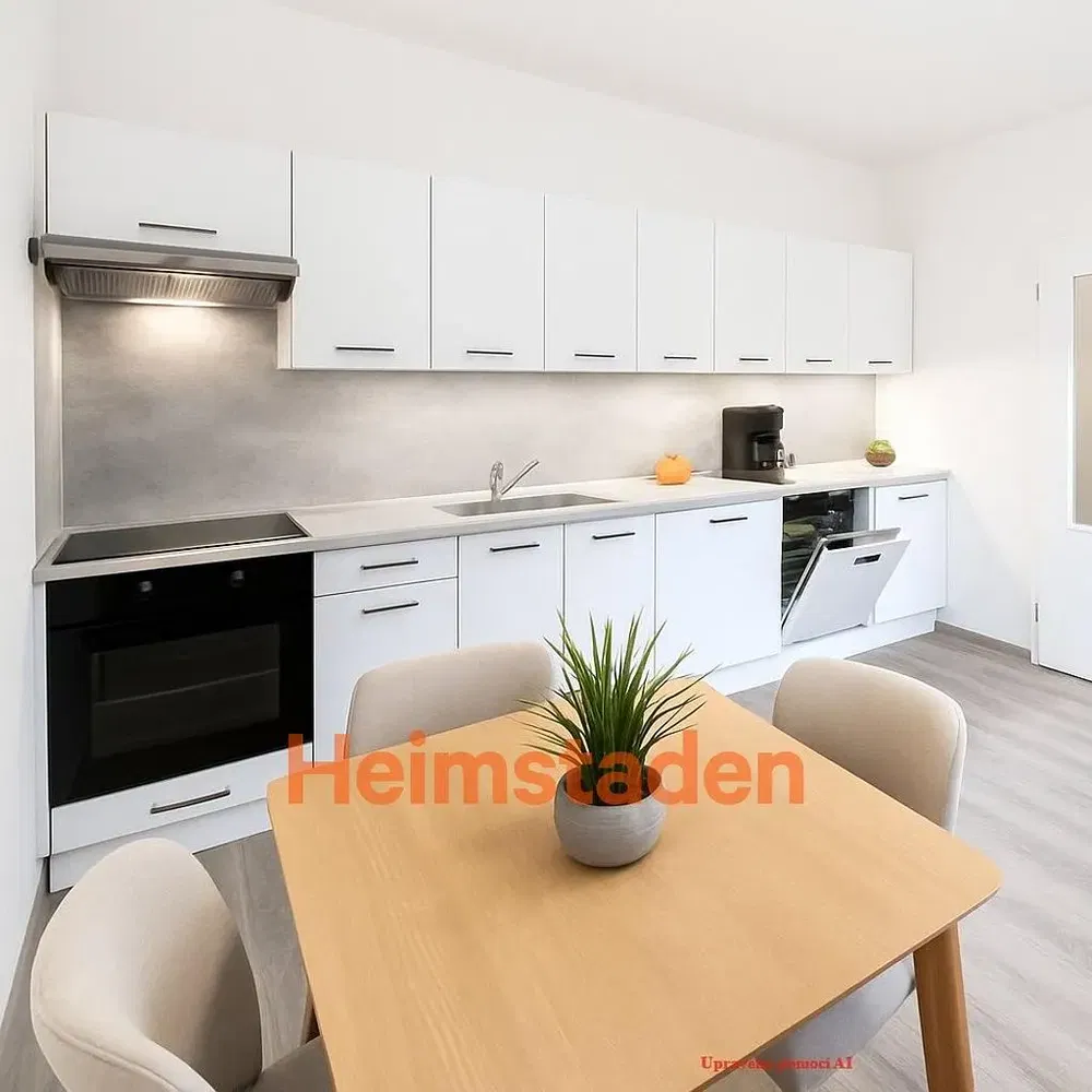 Keuken; keukenapparatuur, houten vloer, natuurlijk licht, moderne stijl