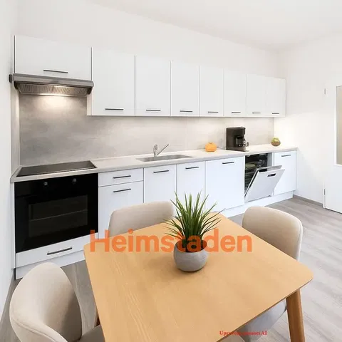 Kuchyňa; kuchynské spotrebiče, drevená podlaha, prirodzené svetlo, moderný štýl