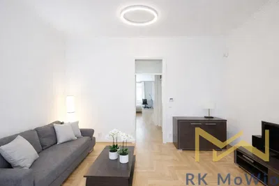 Oturma odası; ahşap zemin, doğal ışık, modern stil