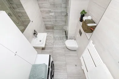 Хол; дървен под, естествена светлина, модерен стил