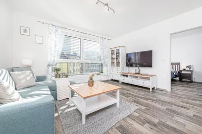 Хол; дървен под, естествена светлина, модерен стил