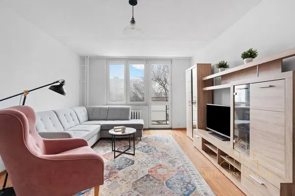 Кухиња; кухињски апарати, дрвени под, природно светло, модерни стил