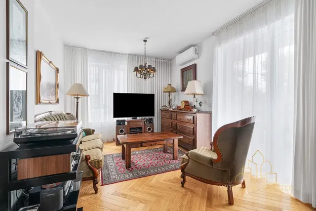 Küche; küchengeräte, holzboden, tageslicht, moderner stil