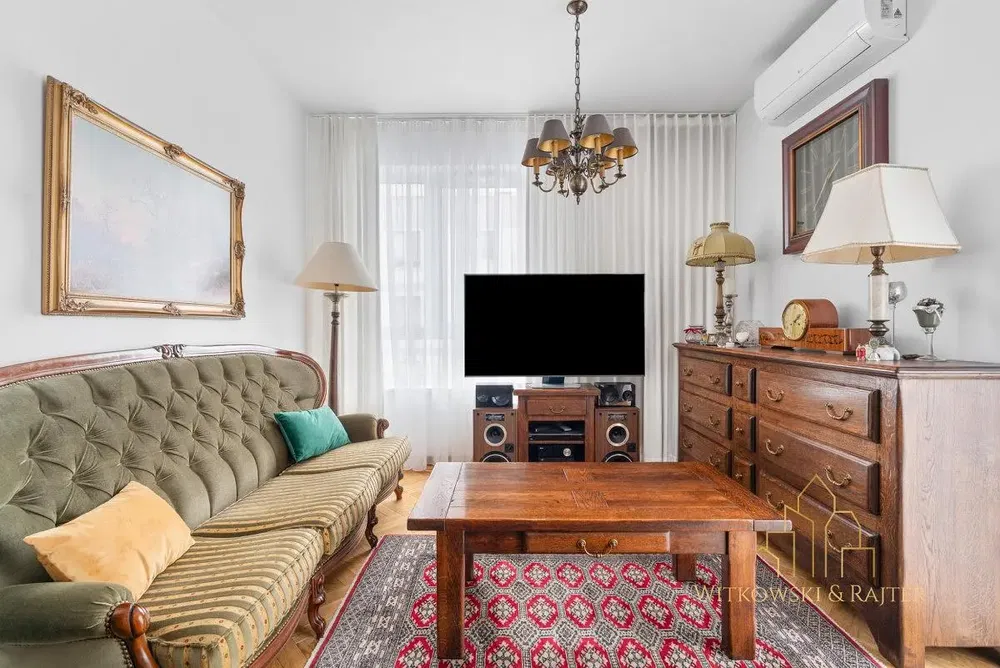 Дневна соба; дрвени под, природно светло, модерни стил