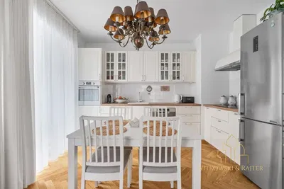 Кухиња; кухињски апарати, дрвени под, природно светло, модерни стил