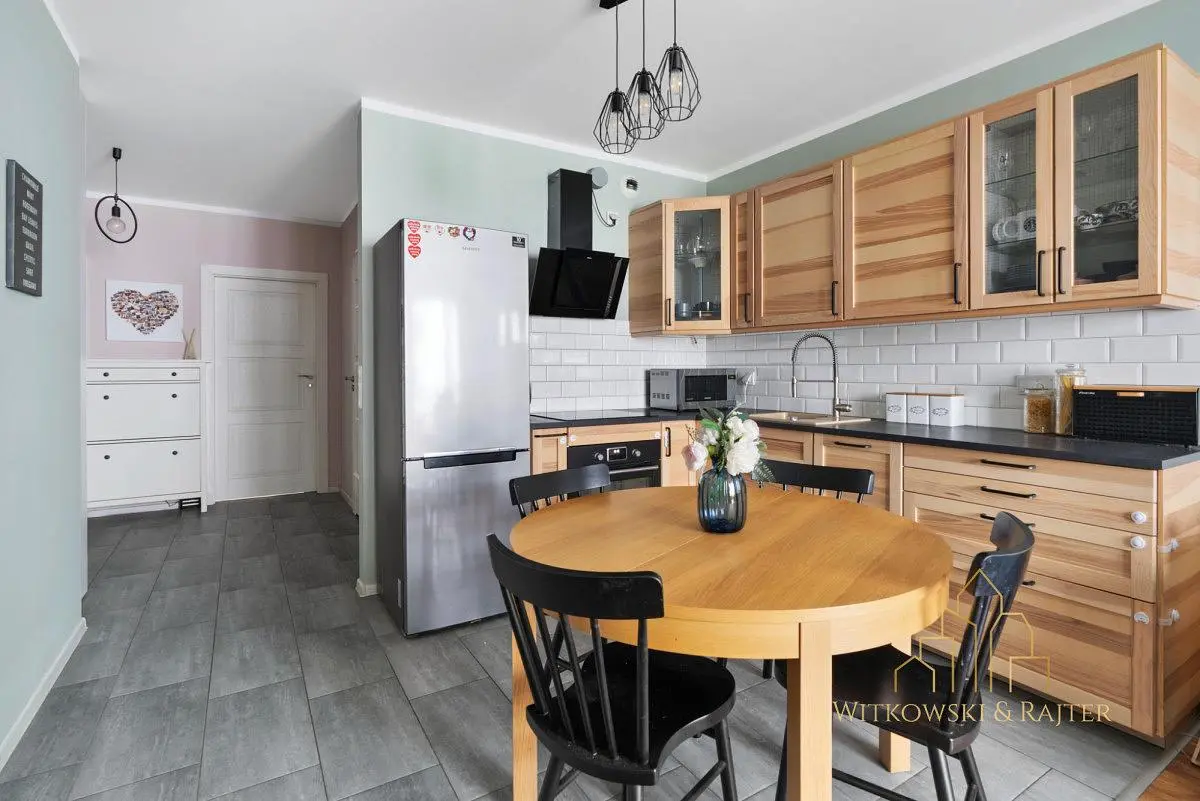 Obývací pokoj; dřevěná podlaha, přirozené světlo, moderní styl