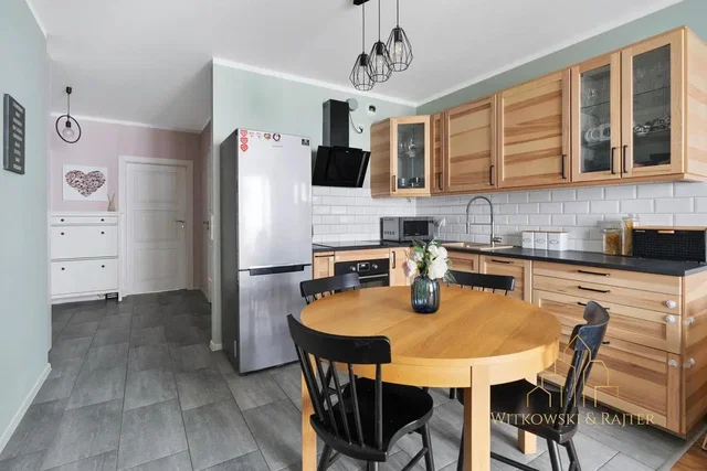 Wohnzimmer; holzboden, tageslicht, moderner stil
