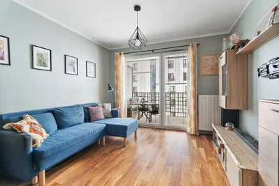 Кухиња; кухињски апарати, дрвени под, природно светло, модерни стил