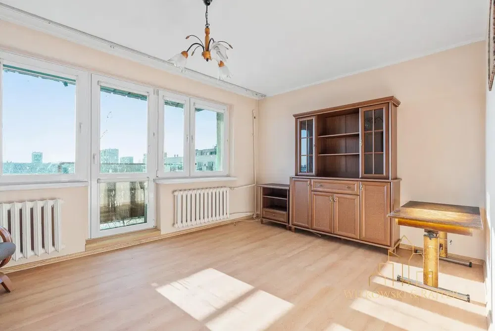 Дневна соба; дрвени под, природно светло, модерни стил