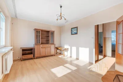 Кухиња; кухињски апарати, дрвени под, природно светло, модерни стил