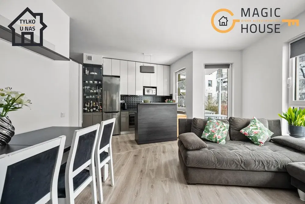 Кухиња; кухињски апарати, дрвени под, природно светло, модерни стил