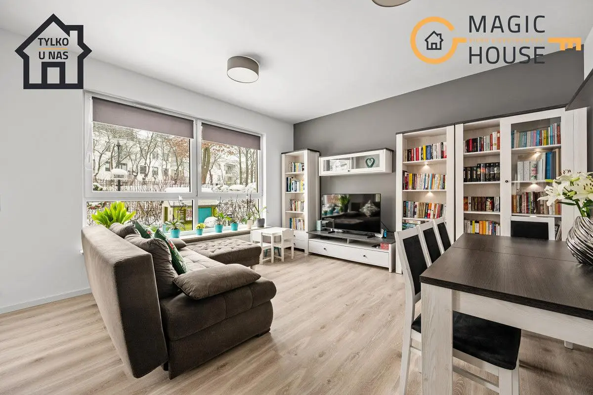 Кухиња; кухињски апарати, дрвени под, природно светло, модерни стил