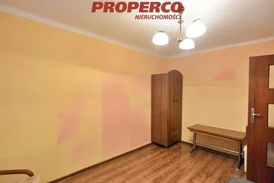 Кухиња; кухињски апарати, дрвени под, природно светло, модерни стил