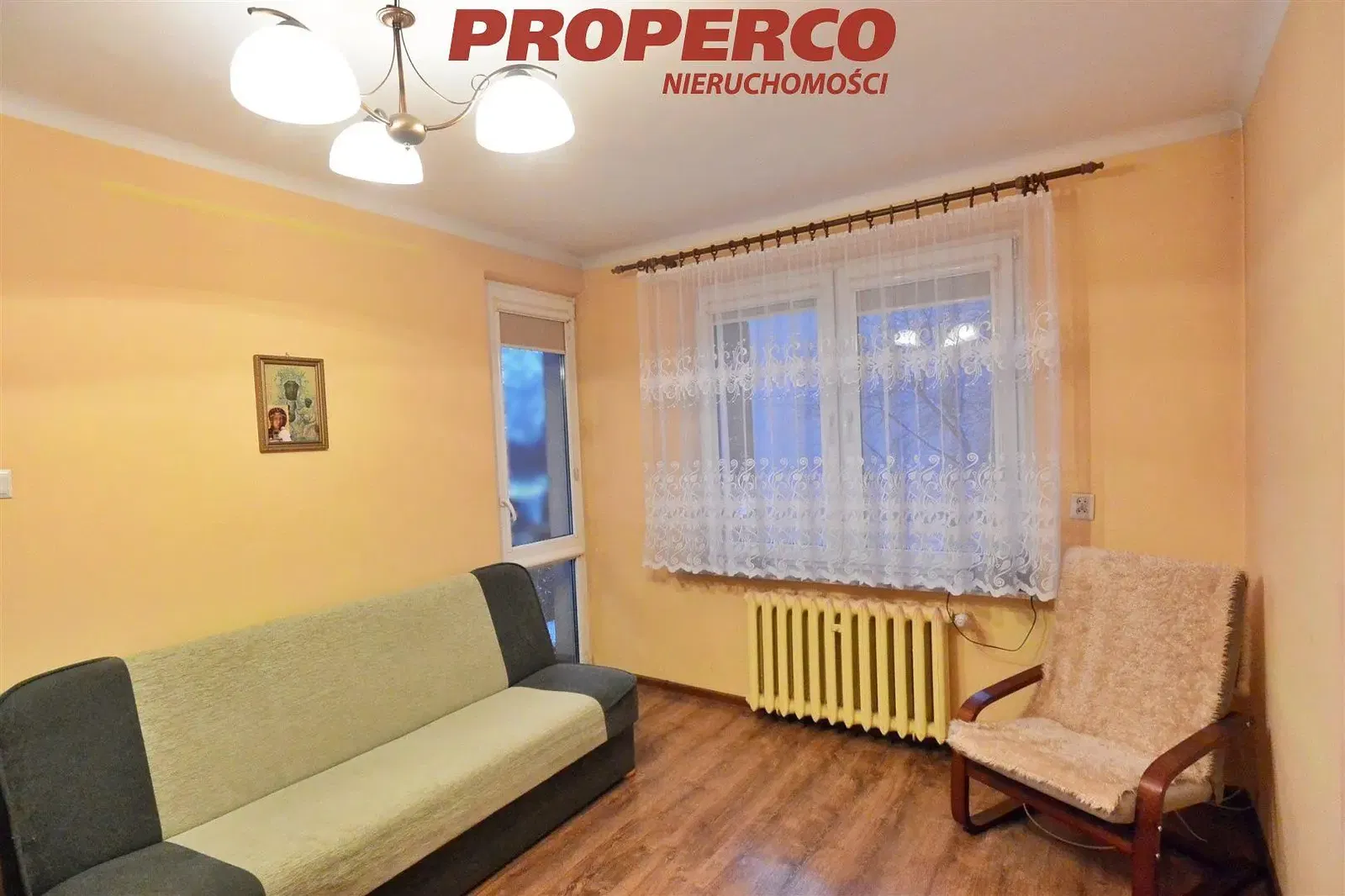 Кухиња; кухињски апарати, дрвени под, природно светло, модерни стил