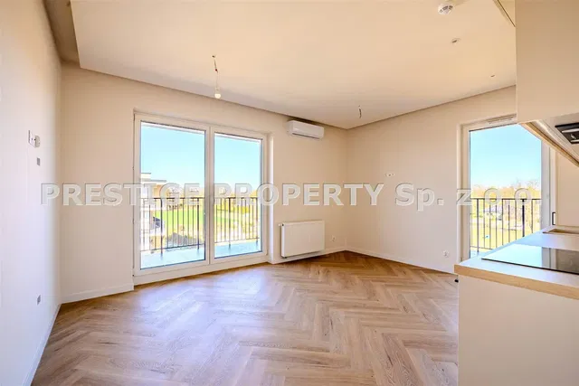 Wohnzimmer; holzboden, tageslicht, moderner stil