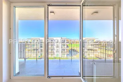 Дневна соба; дрвени под, природно светло, модерни стил