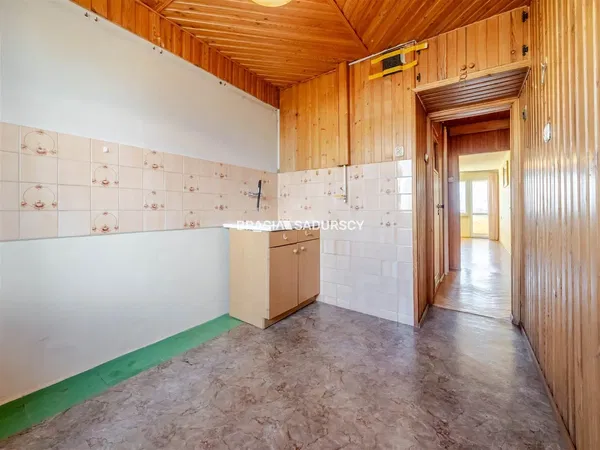 Кухиња; кухињски апарати, дрвени под, природно светло, модерни стил