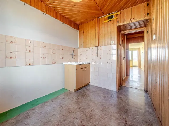 Cozinha; eletrodomésticos, chão de madeira, luz natural, estilo moderno