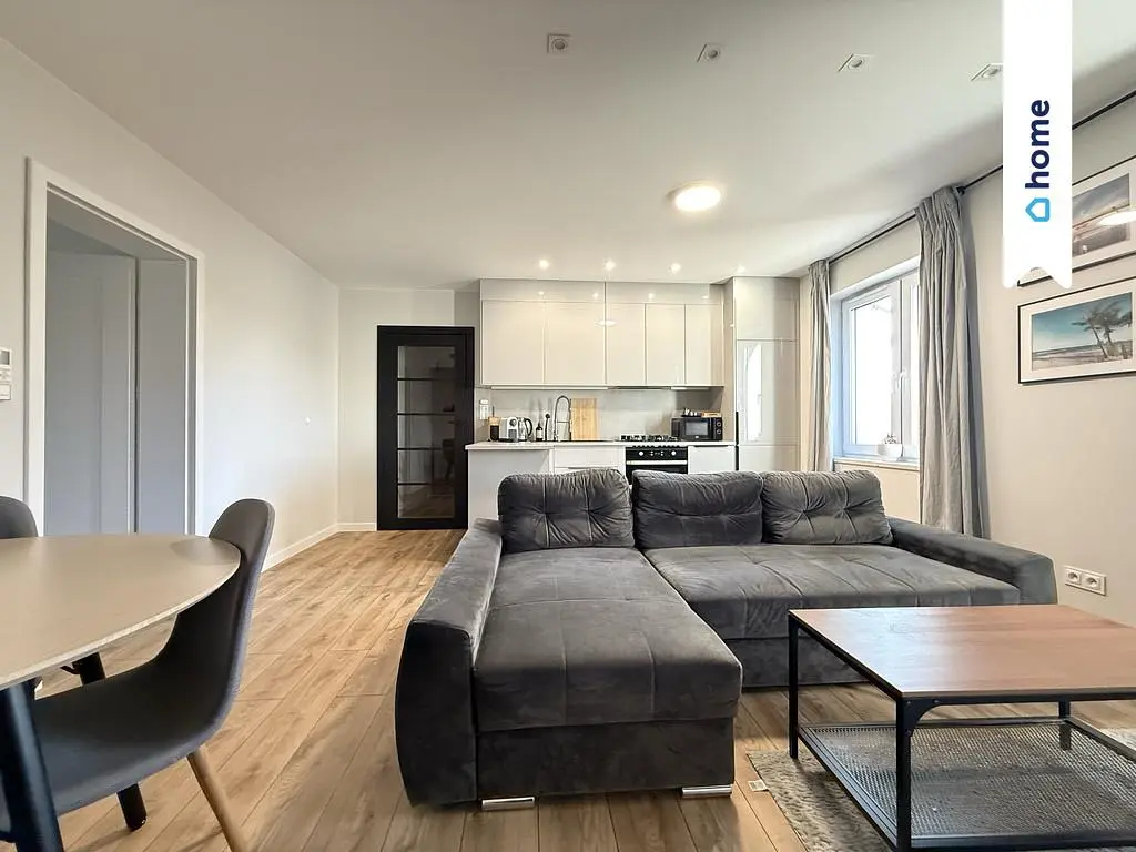 Cucina; elettrodomestici, pavimento in legno, luce naturale, stile moderno