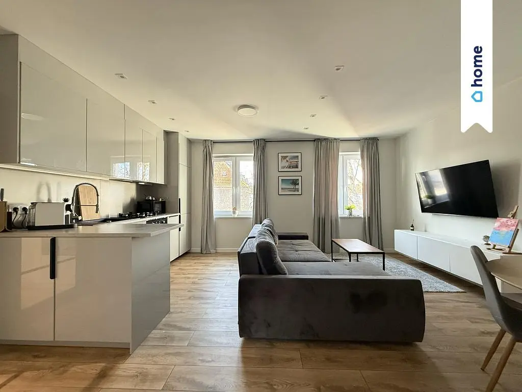 Cucina; elettrodomestici, pavimento in legno, luce naturale, stile moderno