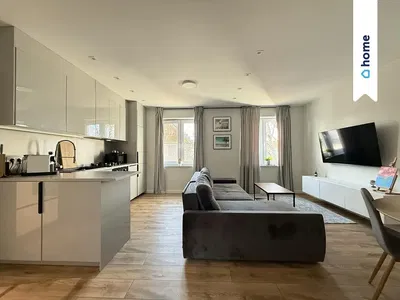 Cucina; elettrodomestici, pavimento in legno, luce naturale, stile moderno