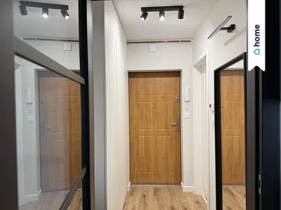 Soggiorno; pavimento in legno, luce naturale, stile moderno