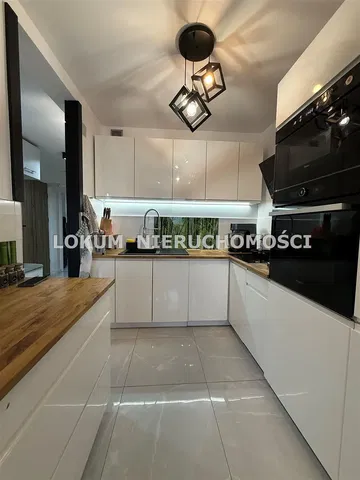 Кухиња; кухињски апарати, дрвени под, природно светло, модерни стил