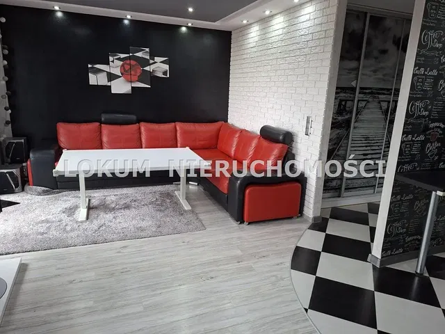 Кухиња; кухињски апарати, дрвени под, природно светло, модерни стил