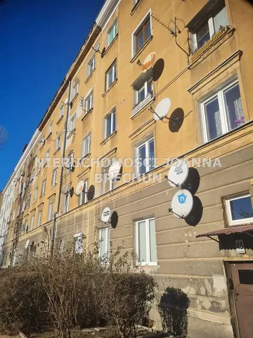 Soggiorno; pavimento in legno, luce naturale, stile moderno