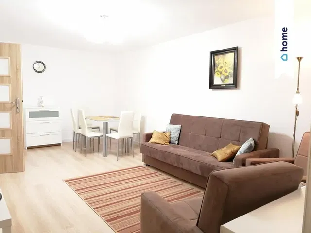 Кухиња; кухињски апарати, дрвени под, природно светло, модерни стил