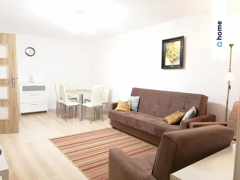 Кухиња; кухињски апарати, дрвени под, природно светло, модерни стил