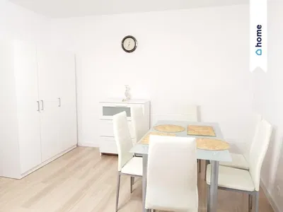 Кухиња; кухињски апарати, дрвени под, природно светло, модерни стил