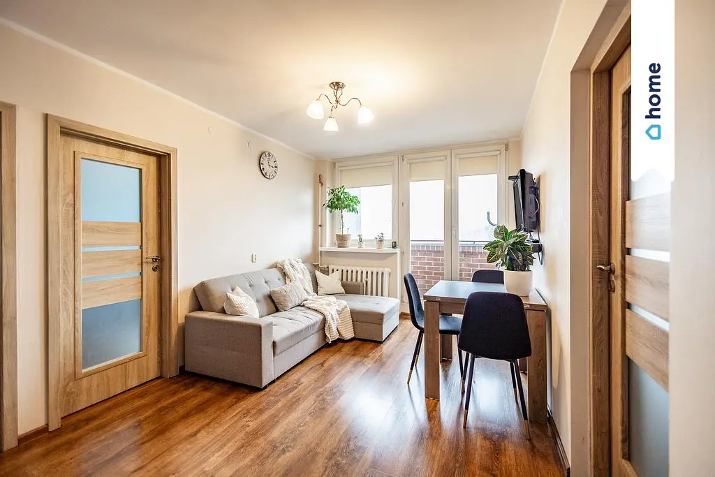 Кухиња; кухињски апарати, дрвени под, природно светло, модерни стил