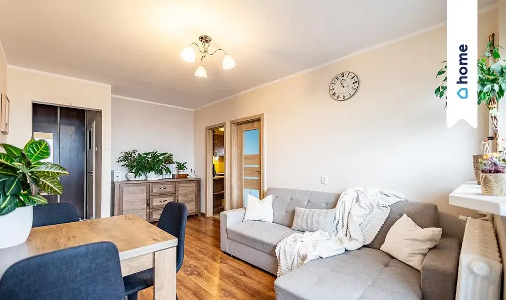 Дневна соба; дрвени под, природно светло, модерни стил