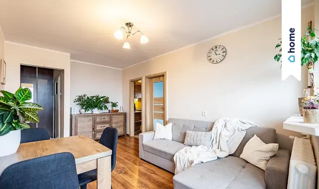 Soggiorno; pavimento in legno, luce naturale, stile moderno