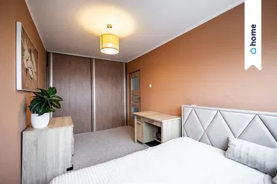 Кухиња; кухињски апарати, дрвени под, природно светло, модерни стил