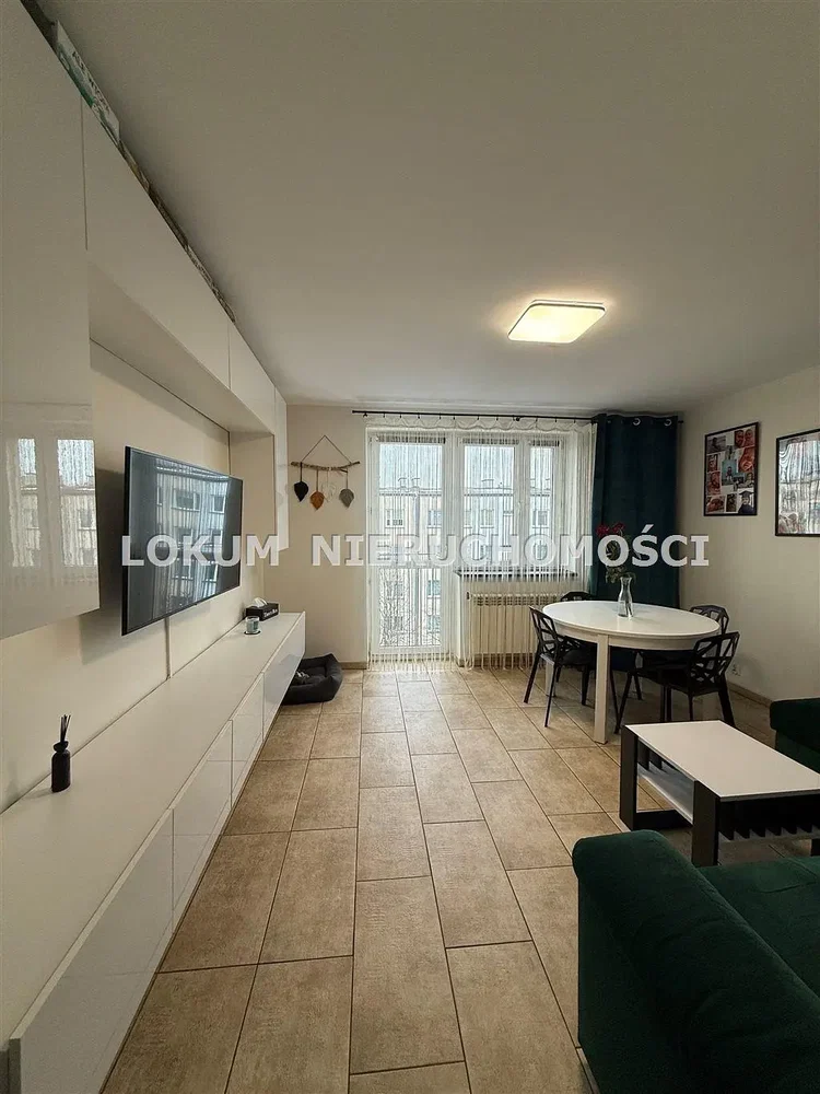 Küche; küchengeräte, holzboden, tageslicht, moderner stil