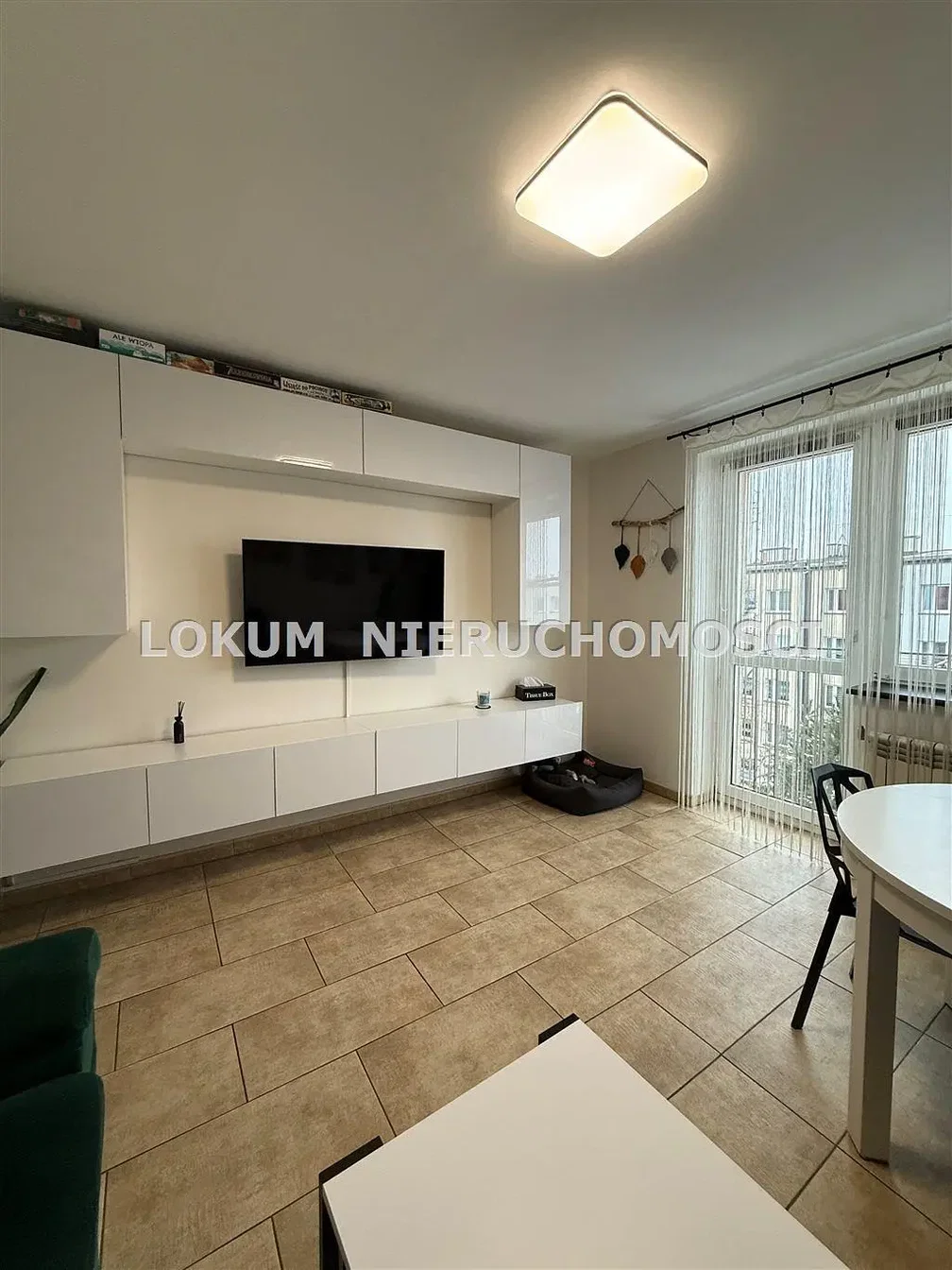 Wohnzimmer; holzboden, tageslicht, moderner stil