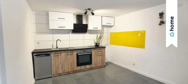 Cozinha; eletrodomésticos, chão de madeira, luz natural, estilo moderno