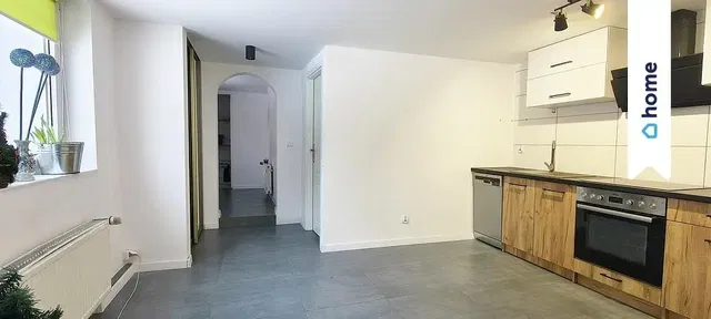 Sala de estar; chão de madeira, luz natural, estilo moderno