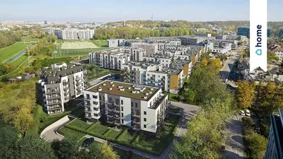 Кухиња; кухињски апарати, дрвени под, природно светло, модерни стил