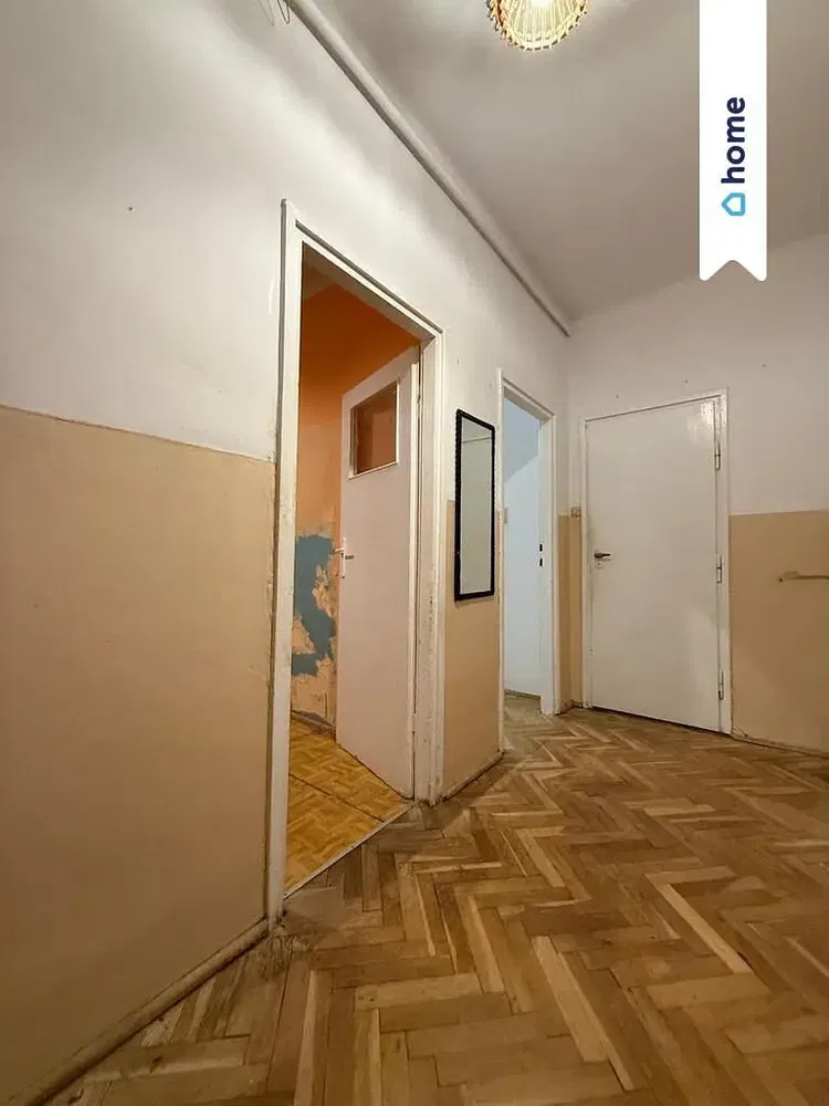 Woonkamer; houten vloer, natuurlijk licht, moderne stijl