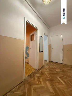 Woonkamer; houten vloer, natuurlijk licht, moderne stijl