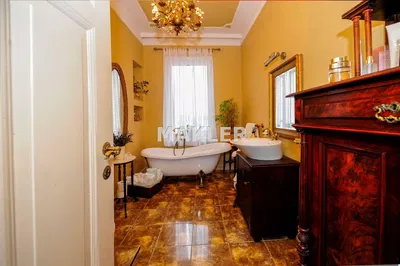 Cozinha; eletrodomésticos, chão de madeira, luz natural, estilo moderno