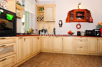 Cozinha; eletrodomésticos, chão de madeira, luz natural, estilo moderno