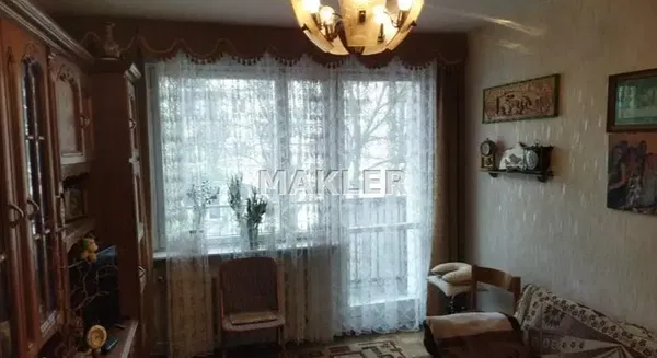 Dnevni boravak; drveni pod, prirodna svjetlost, moderan stil