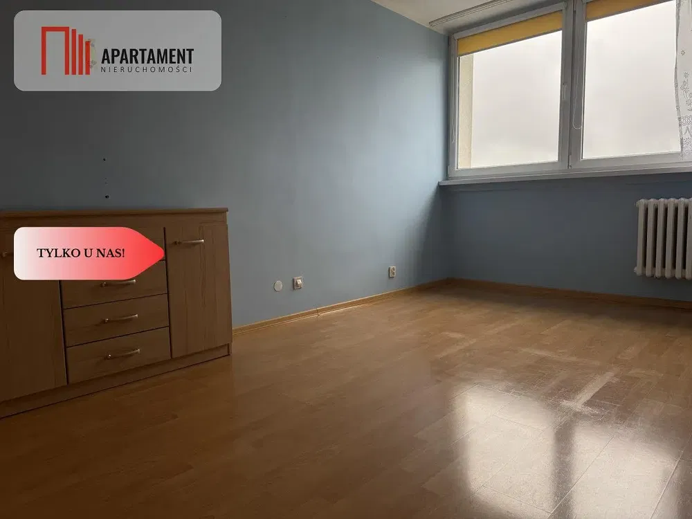 Kuhinja; kućanski aparati, drveni pod, prirodna svjetlost, moderan stil