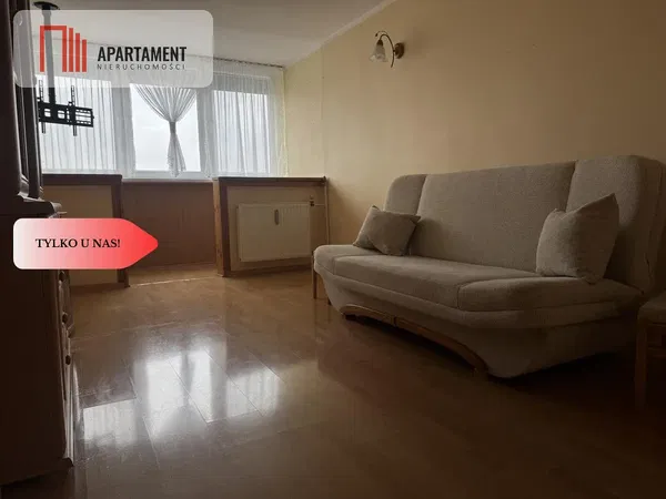 Kuhinja; kućanski aparati, drveni pod, prirodna svjetlost, moderan stil