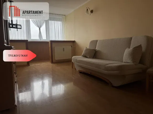 Кухиња; кухињски апарати, дрвени под, природно светло, модерни стил